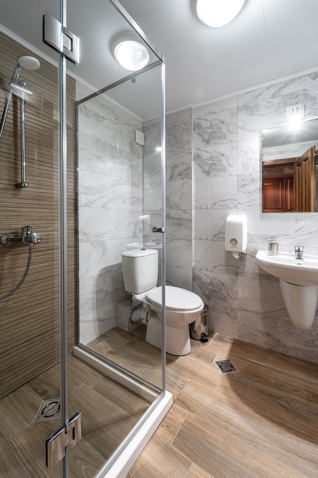 App_1_Bed_Bathroom_Bathroom_2.jpg