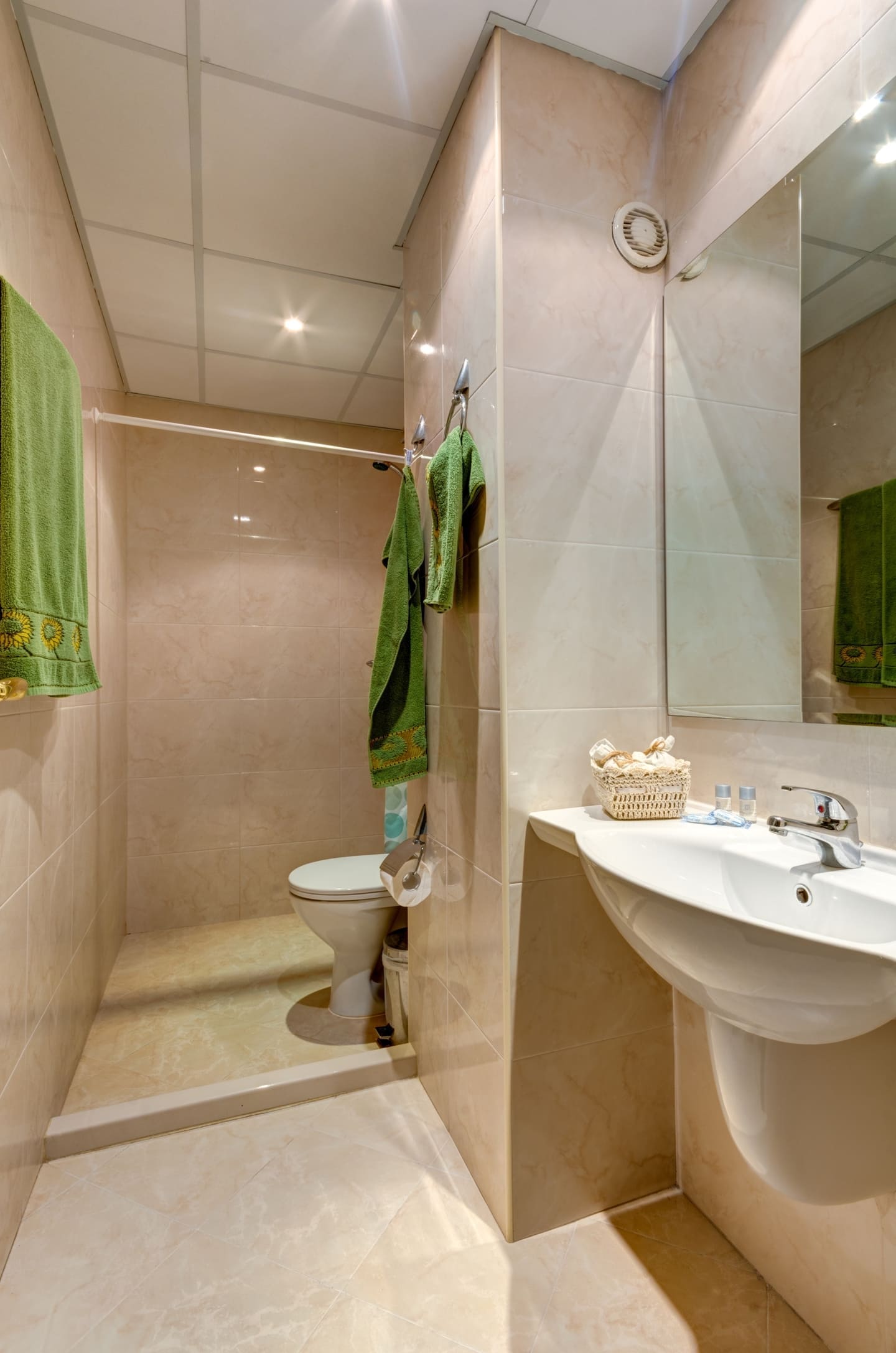 App_1_Bed_Bathroom.jpg