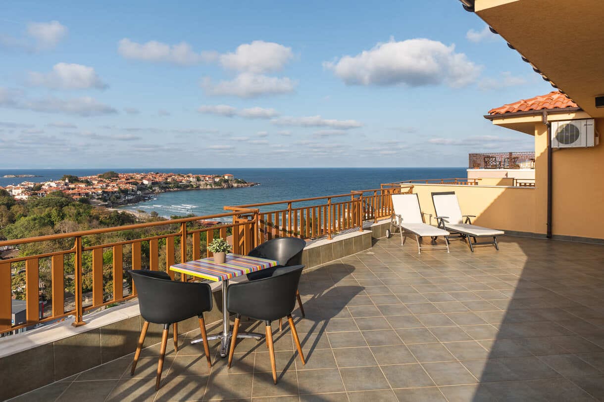 Studio_Balcony_2.jpg