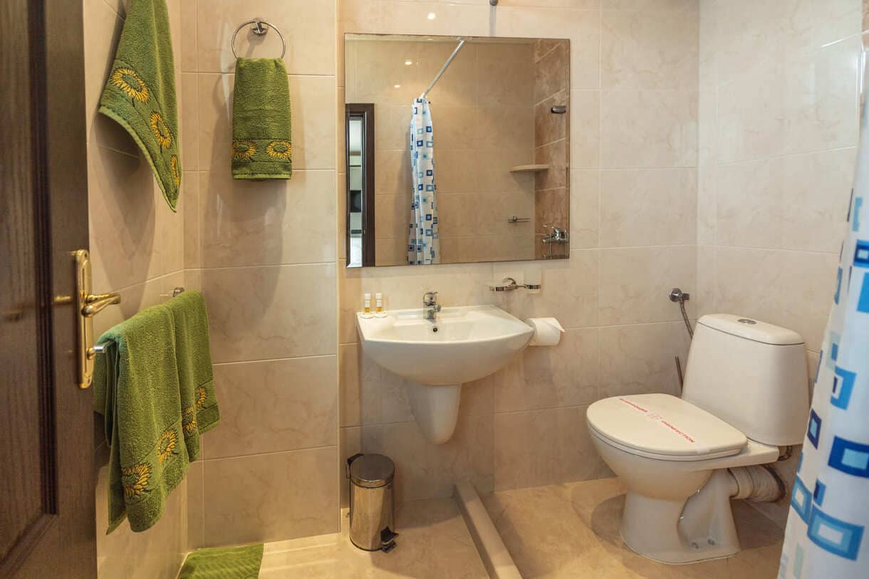 Studio_Bathroom.jpg