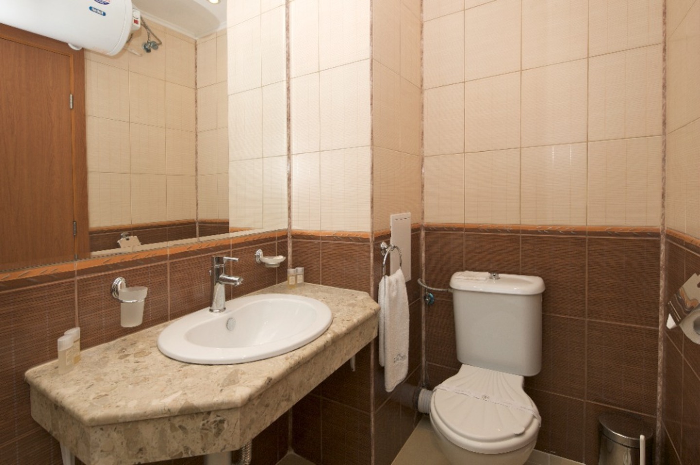 App_2_Bed_Bathroom.jpg