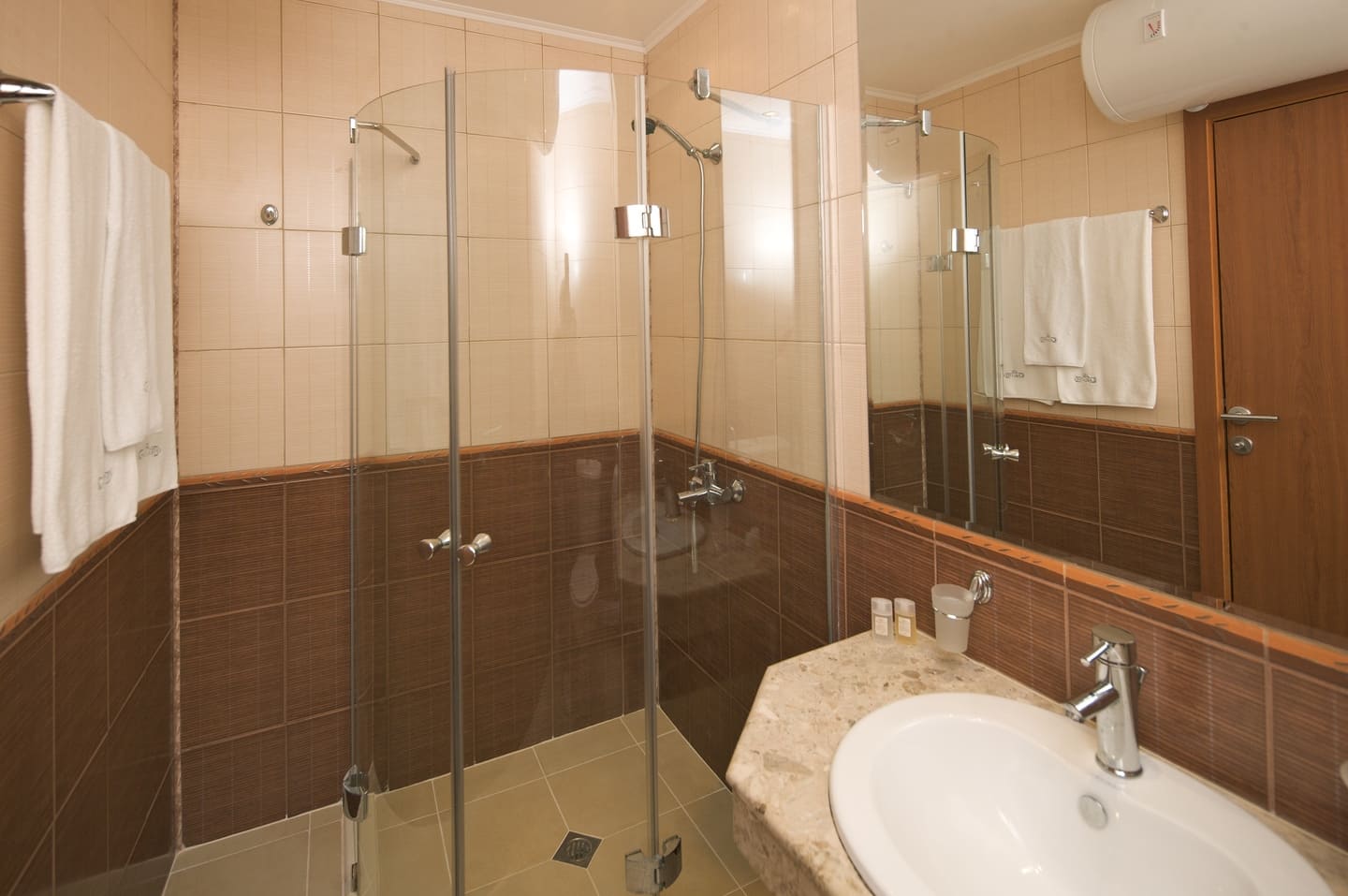 App_2_Bed_Bathroom_1.jpg