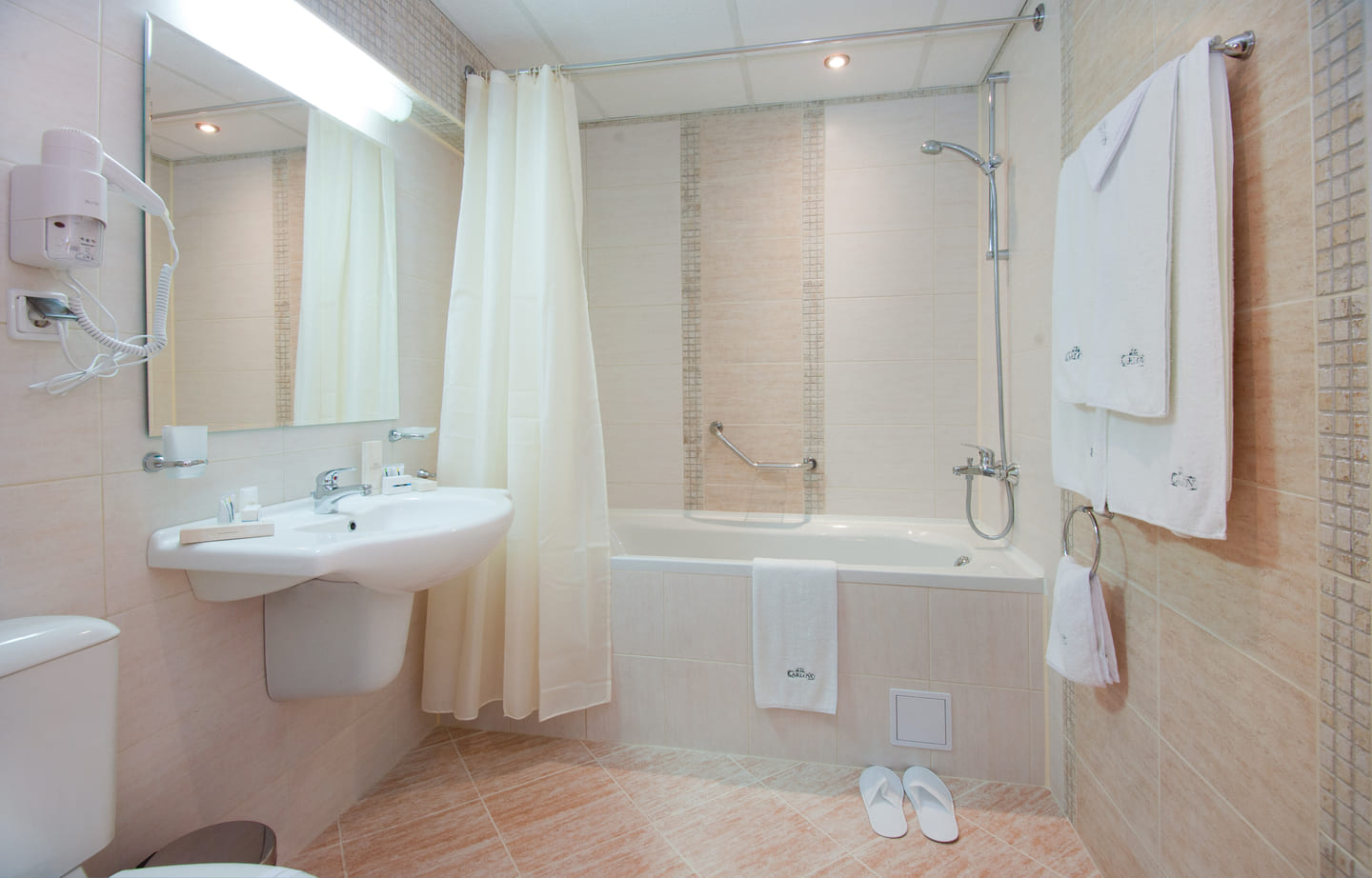 Suite_Bathroom.jpg