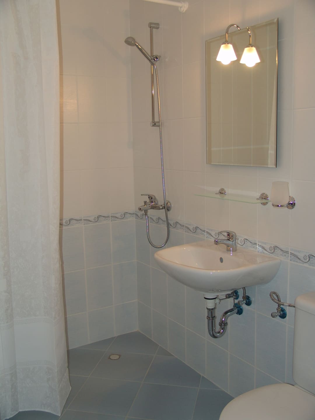 Studio_Bathroom.jpg