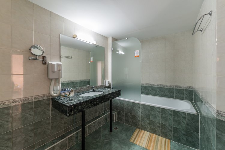 App_Bathroom.jpg