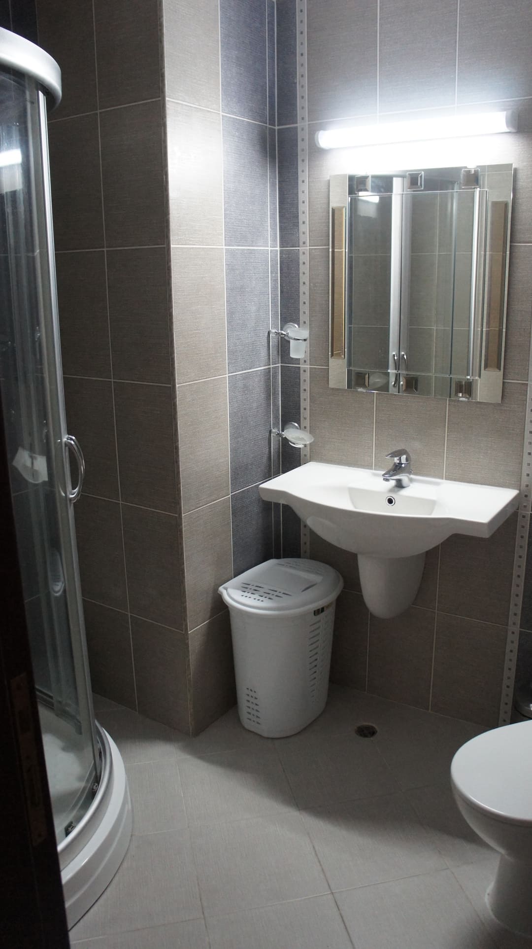App_2_Bed_Bathroom.jpg