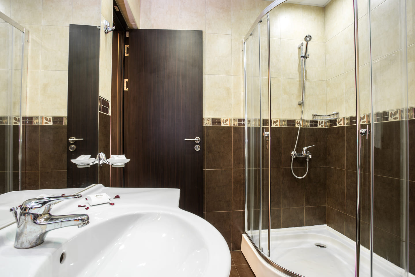 Studio_Bathroom_1.jpg