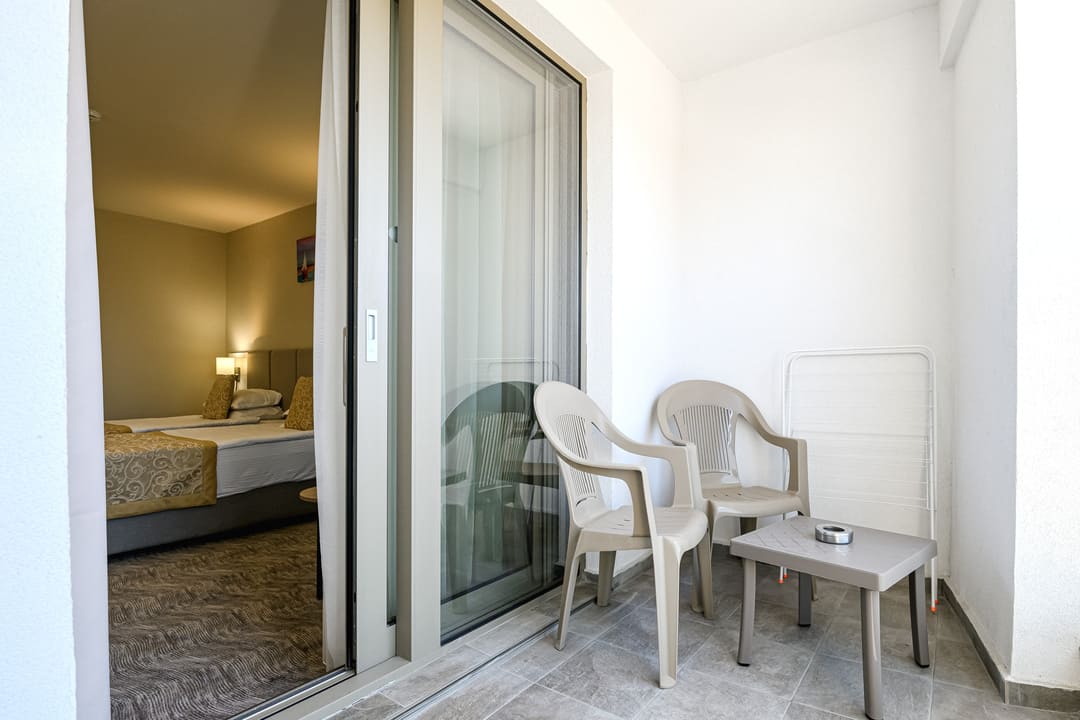 App_1_Bed_Balcony.jpg