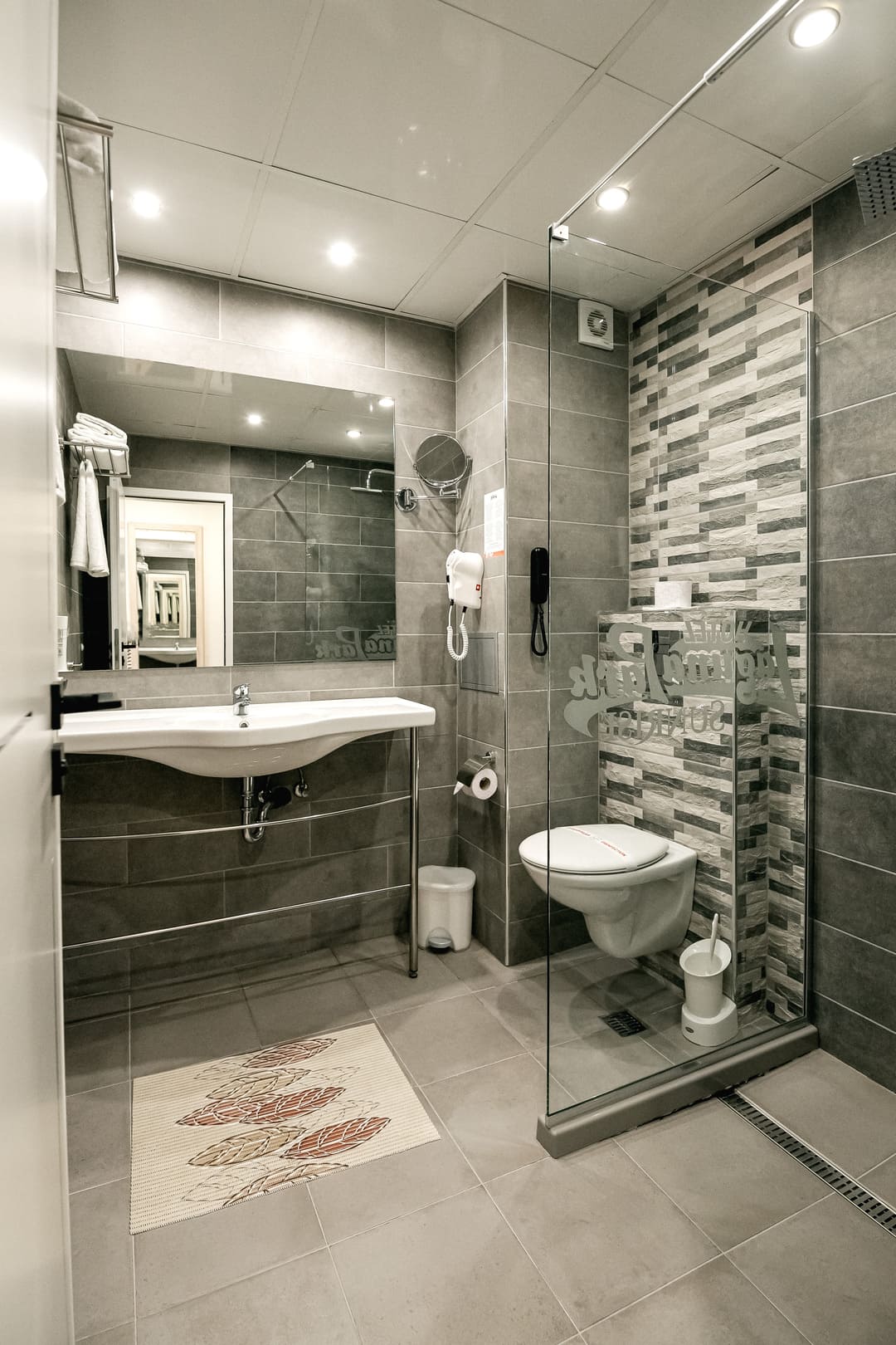App_1_Bed_Bathroom_2.jpg