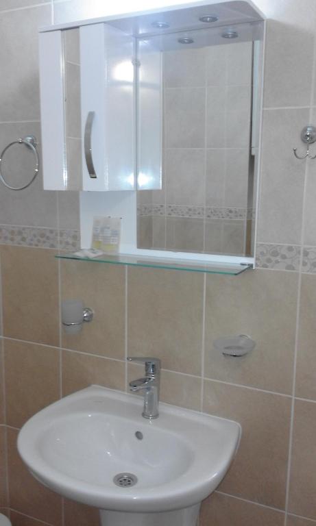 DBL_Bathroom.jpg