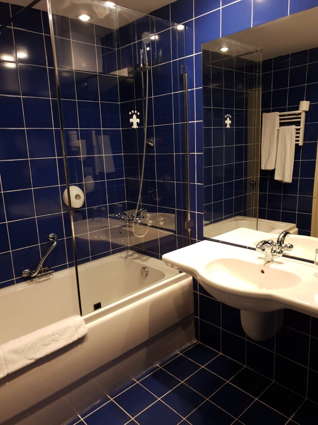 App_2_Bed_Bathroom.jpg