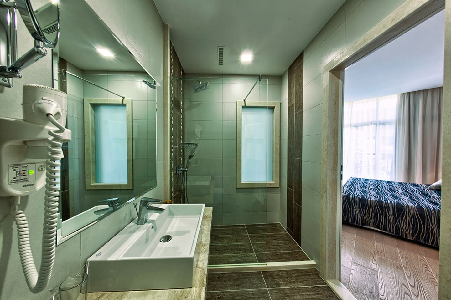DBL_Deluxe_Sea_Bathroom.jpg
