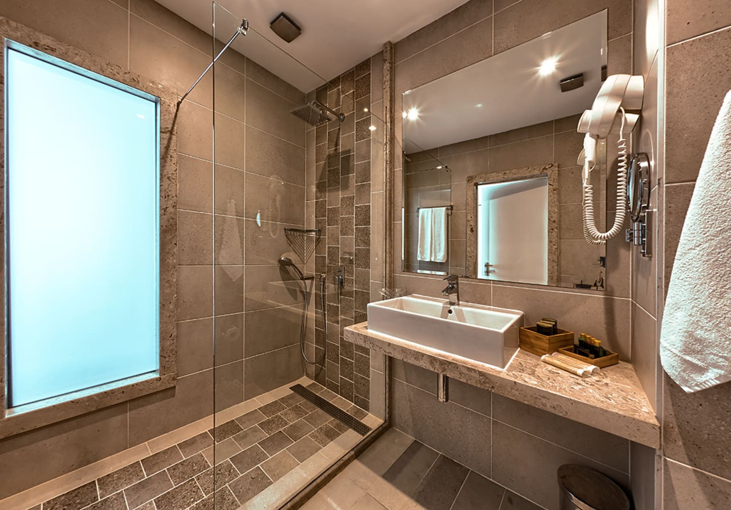 DBL_Deluxe_Sea_Bathroom_1.jpg