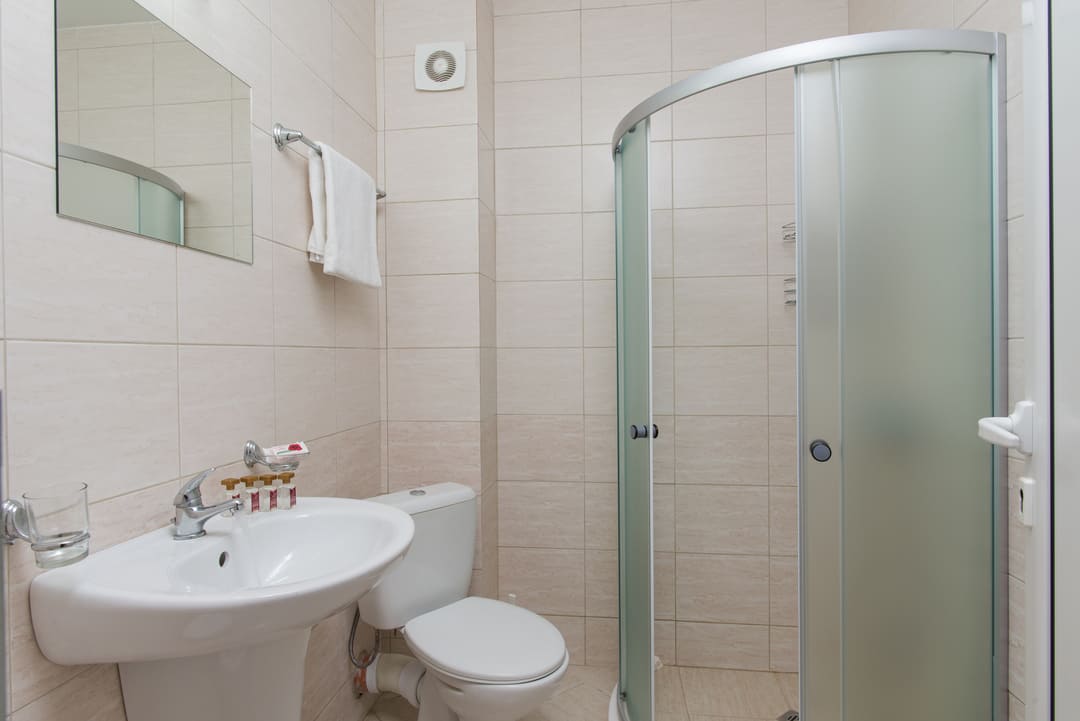 App_1_Bed_Bathroom.jpg