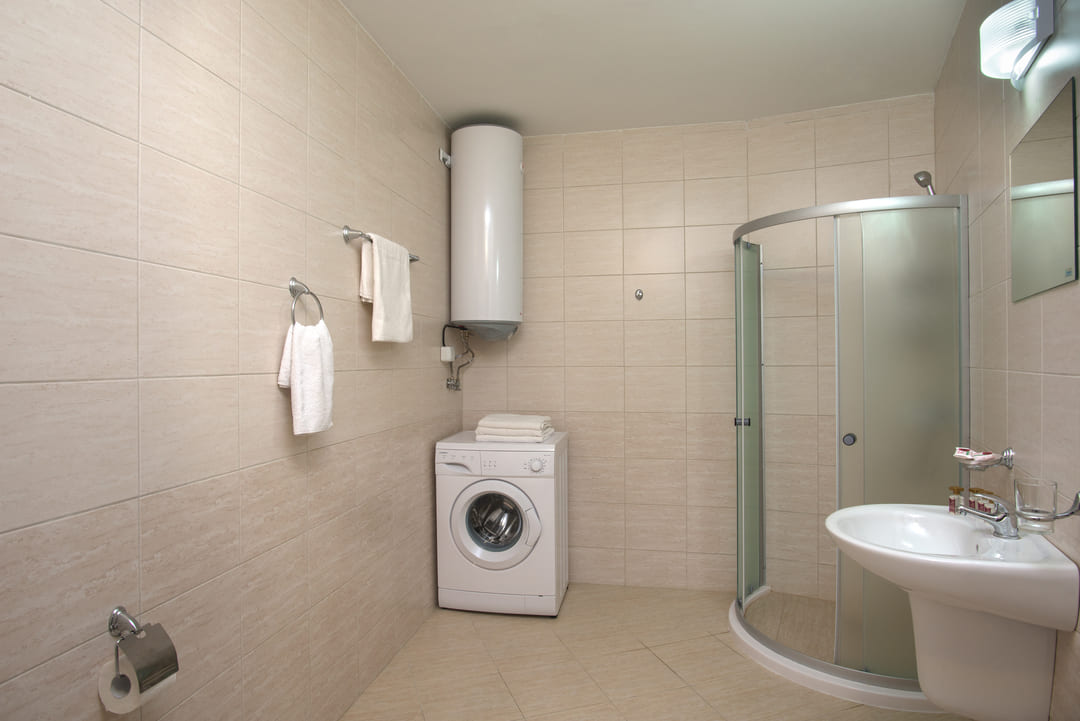 App_1_Bed_Bathroom_1.jpg