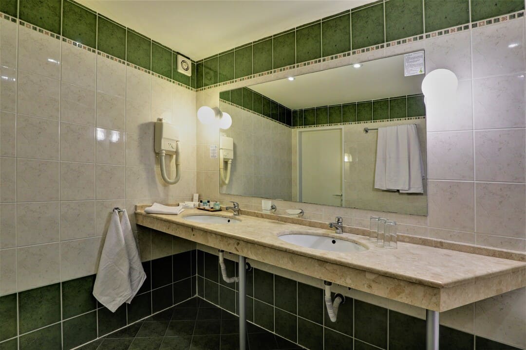 Studio_Bathroom.jpg