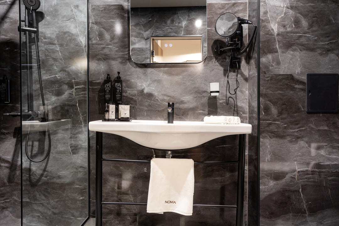 App_Bathroom_1.jpg