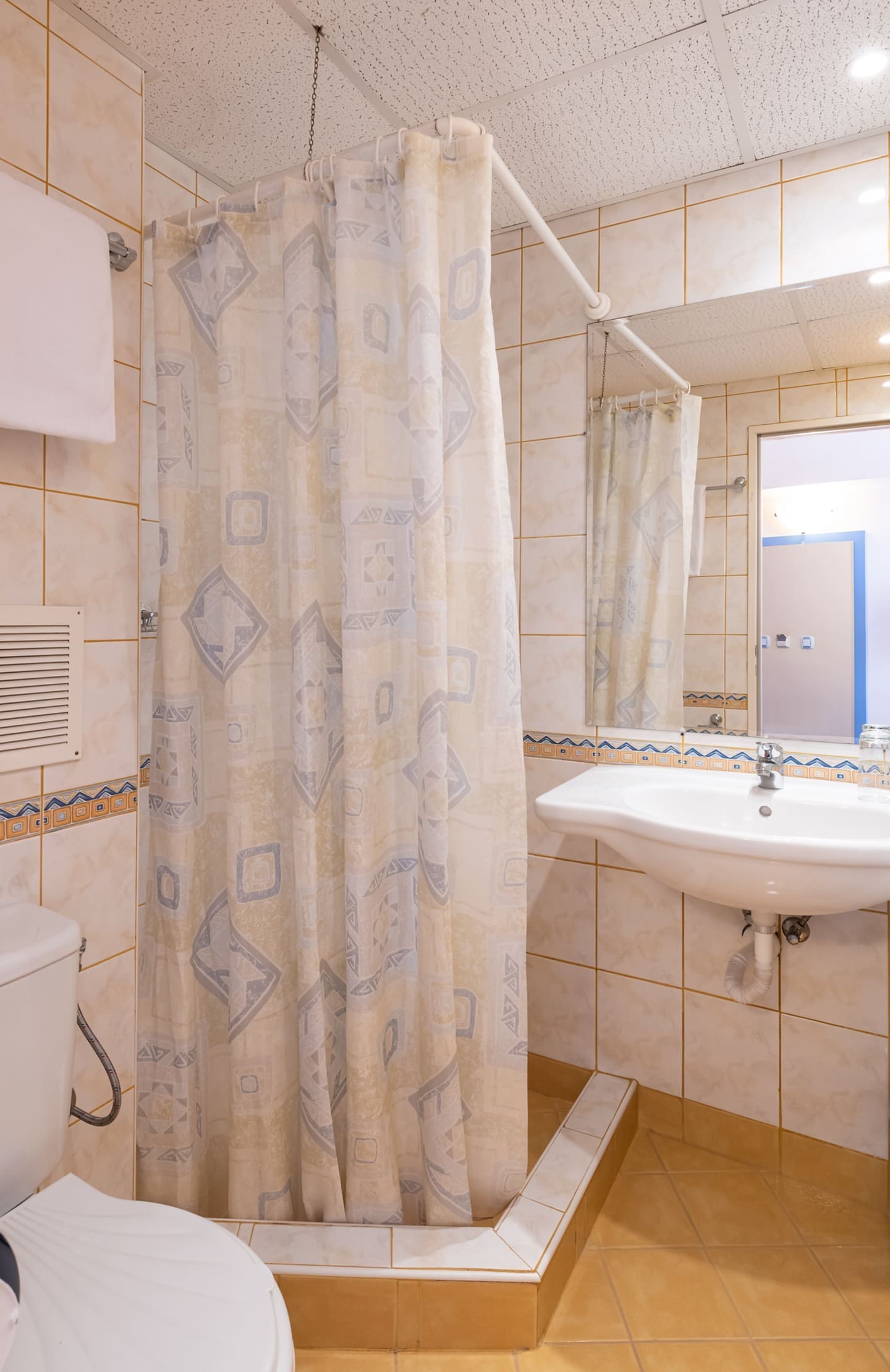Bathroom_1.jpg