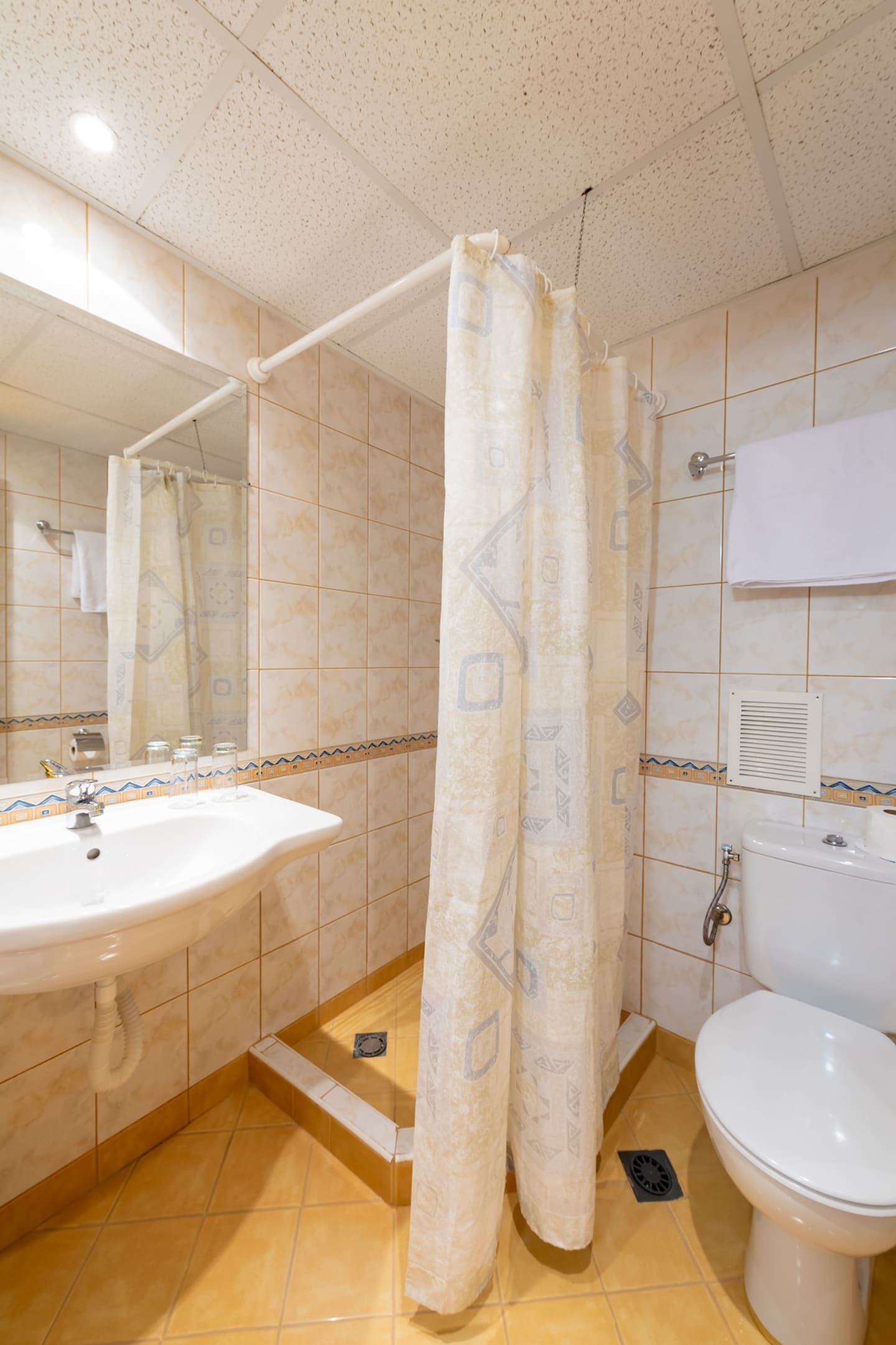 Bathroom_2.jpg