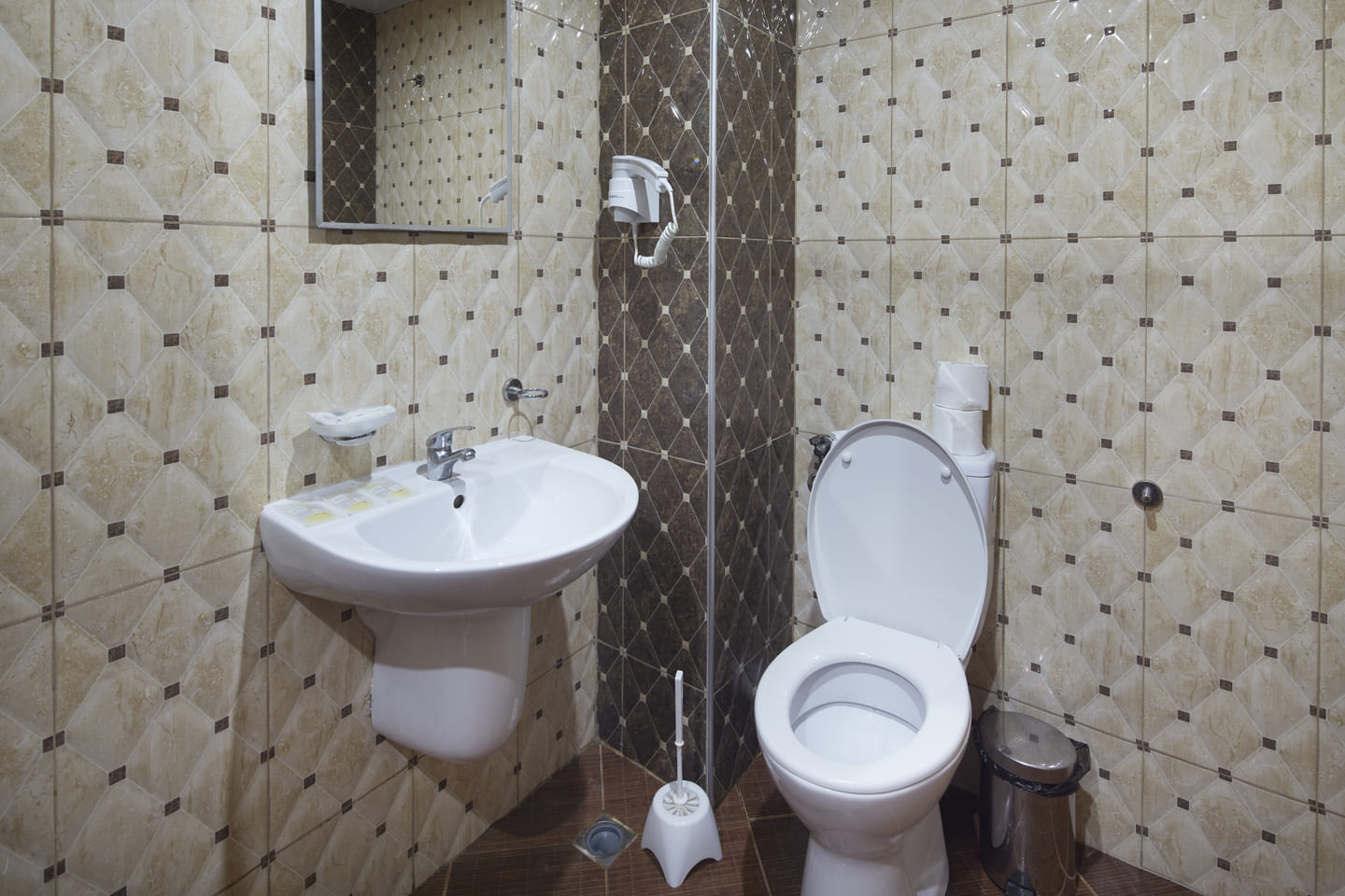 App_1_Bedroom_Bathroom_1.jpg