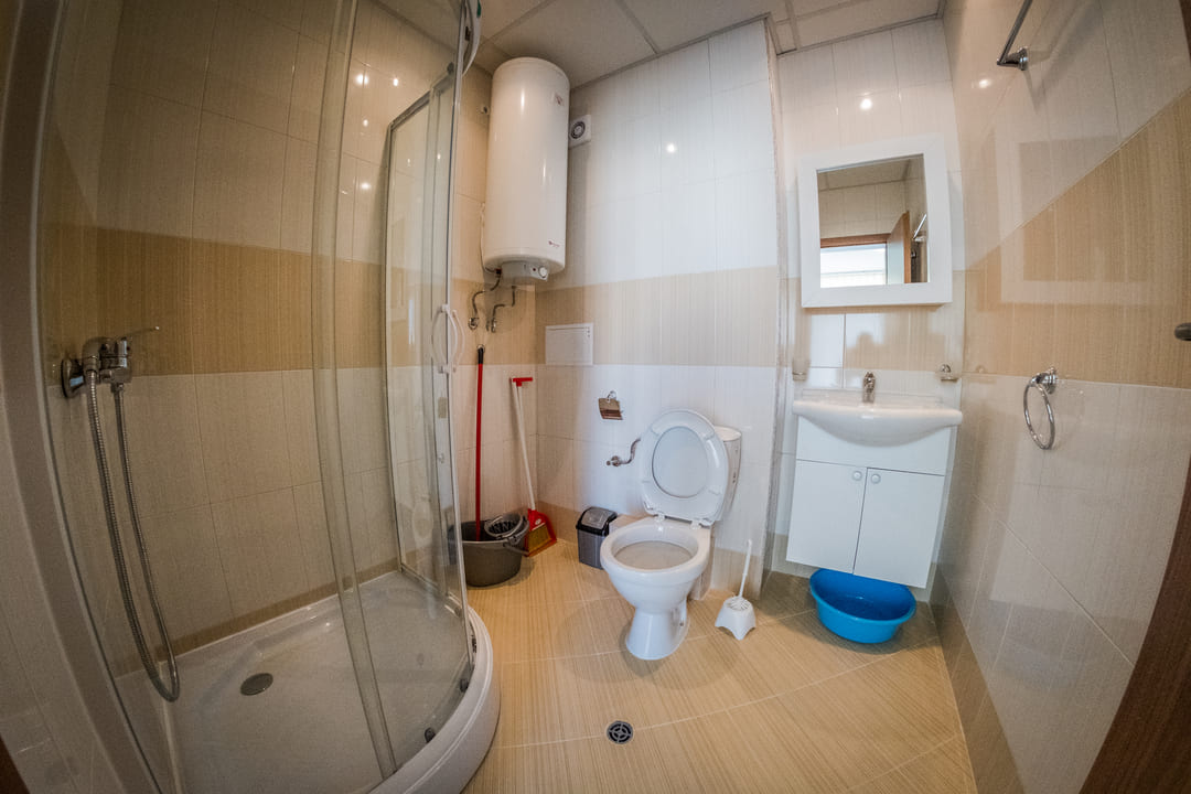 App_1_Bed_Bathroom_2.jpg