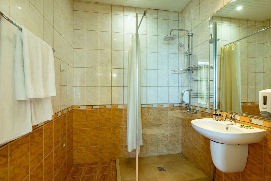 App_2_Bed_Bathroom_1.jpg