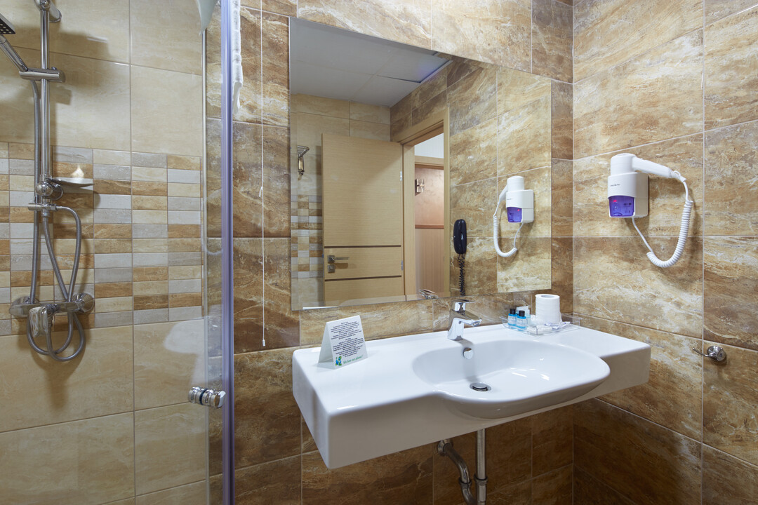 Bathroom_1.jpg