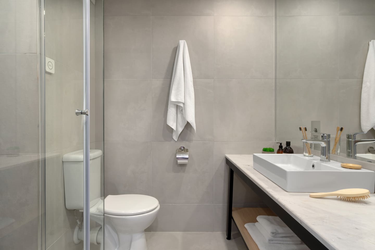 DBL_Deluxe_Bathroom.jpg