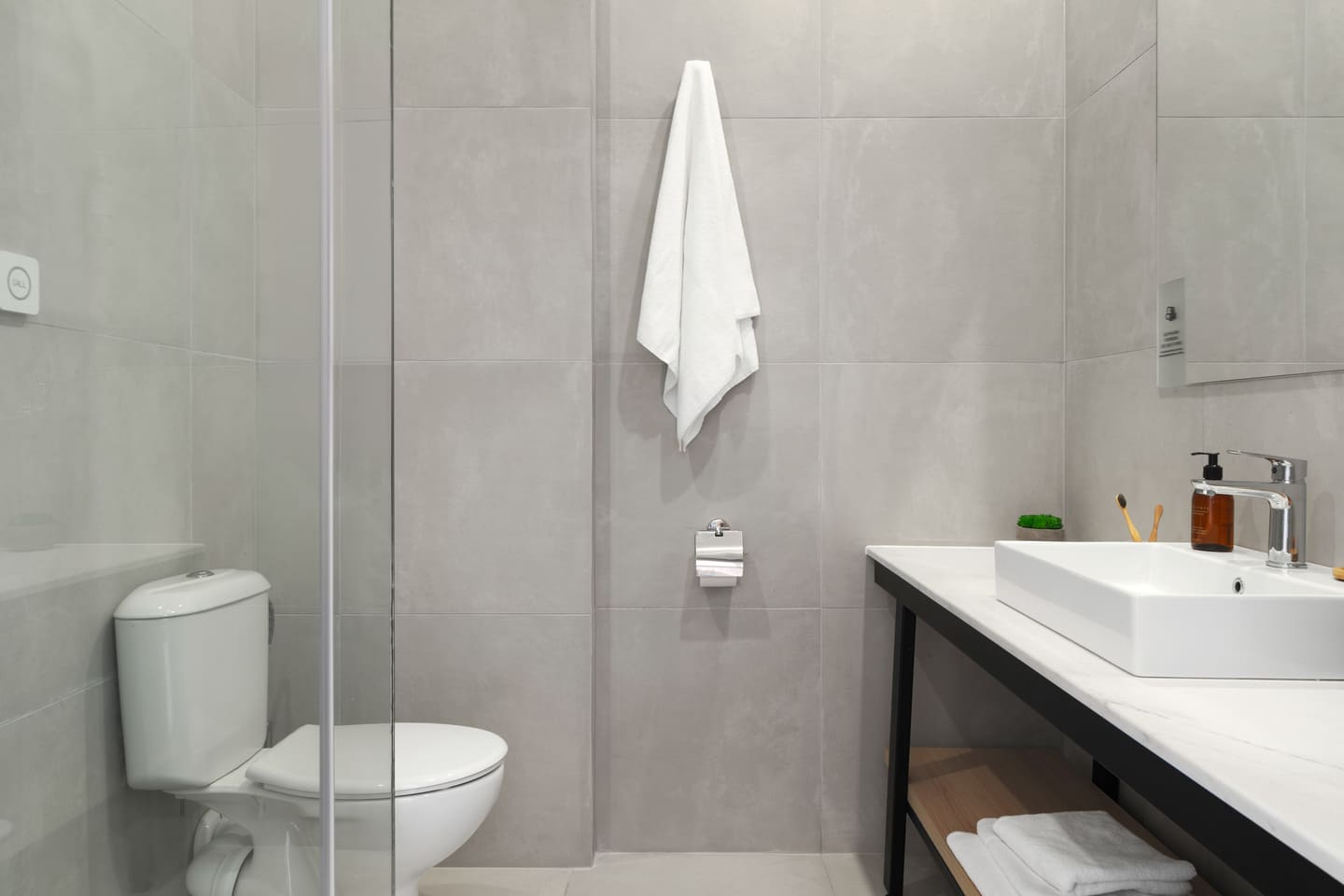 Junior_Suite_Bathroom.jpg