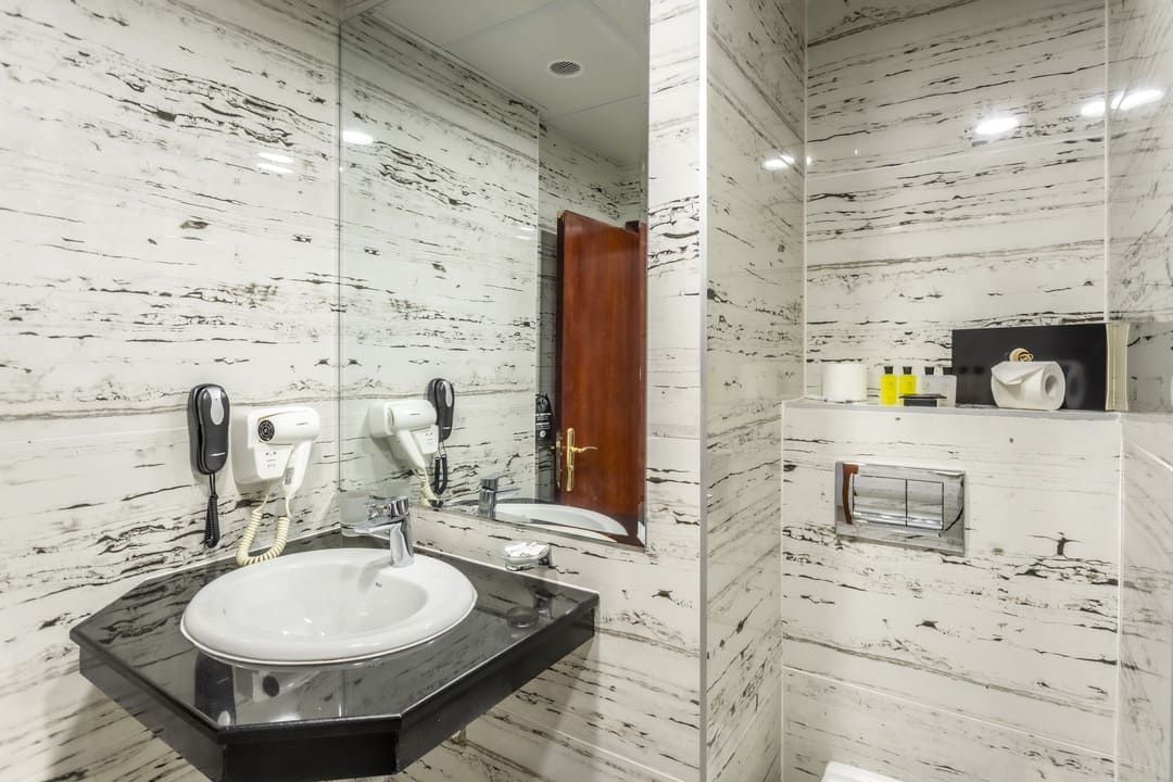 Double_Standard_Bathroom__Prestige_Hotel___Aquapark_1.jpg