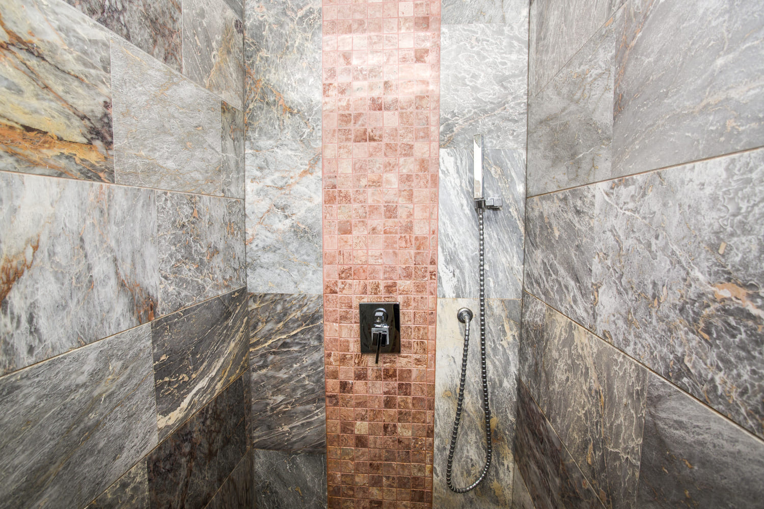 Studio_Deluxe_Bathroom.jpg