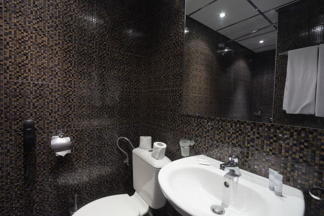 DBL_Superior_Bathroom.jpg