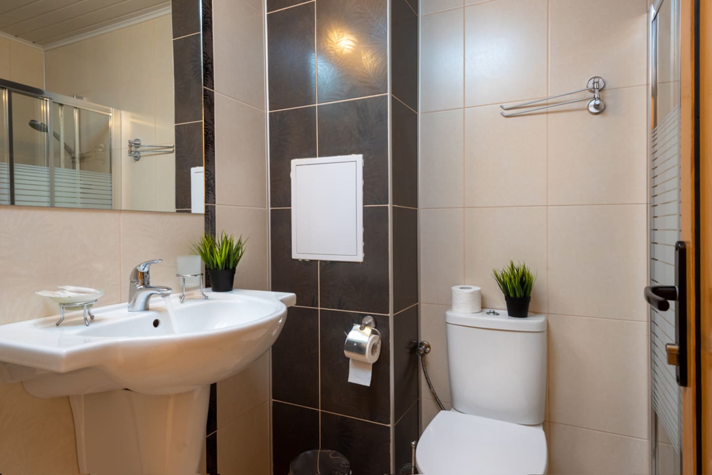 Bathroom_1.jpg