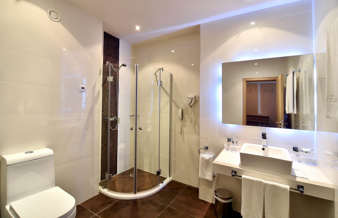 App_1_Bed_Bathroom.jpg