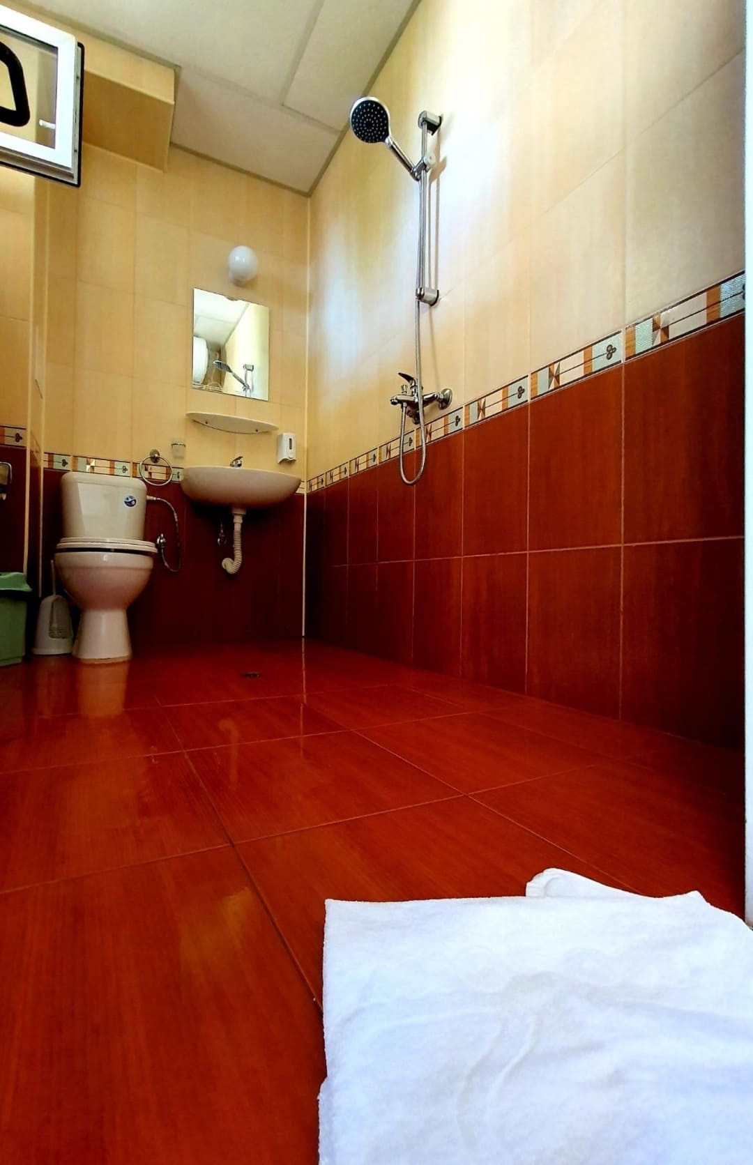 App_2_Bed_Bathroom.jpg
