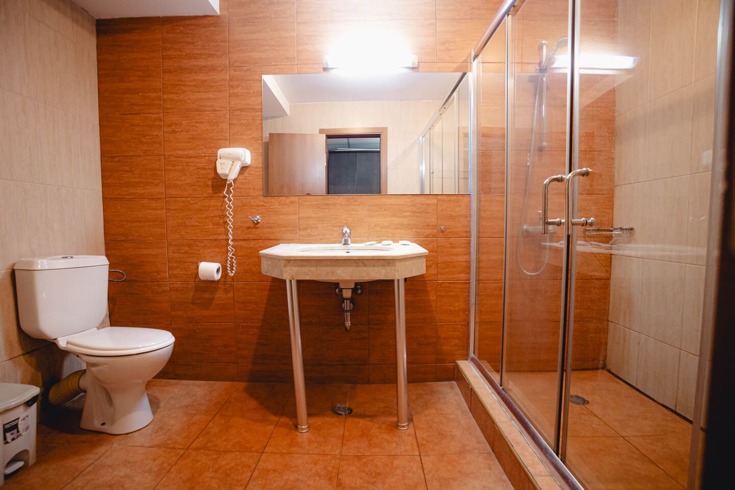 DBL_Superior_Bathroom_1.jpg