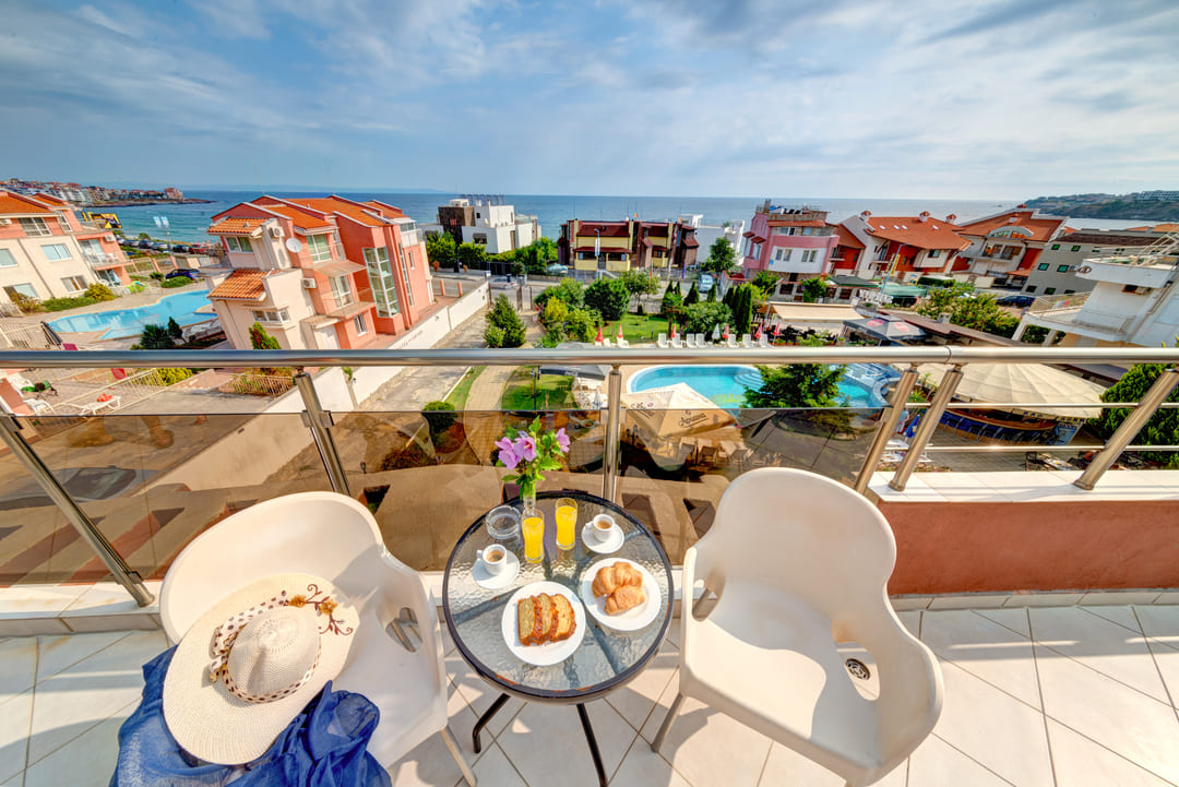 App_1_Bed_Balcony_View.jpg