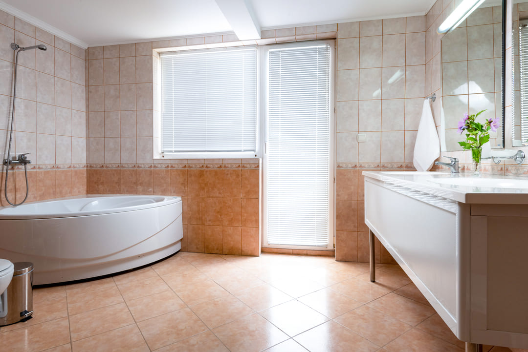 App_1_Bed_Bathroom.jpg