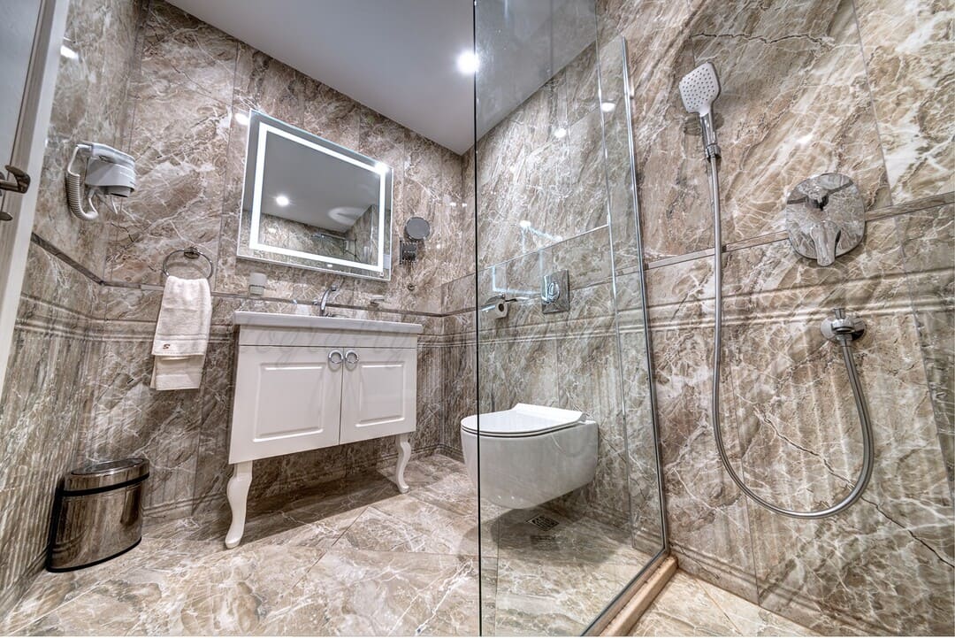 DBL_Deluxe_Bathroom.jpg