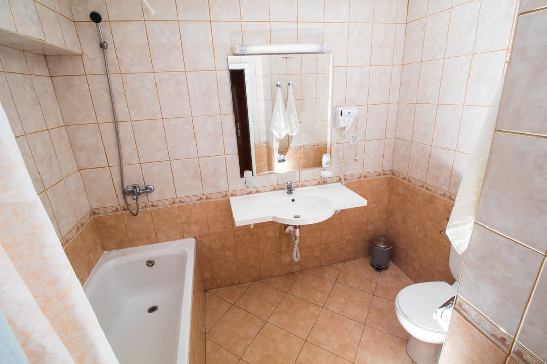 DBL_Bathroom.jpg