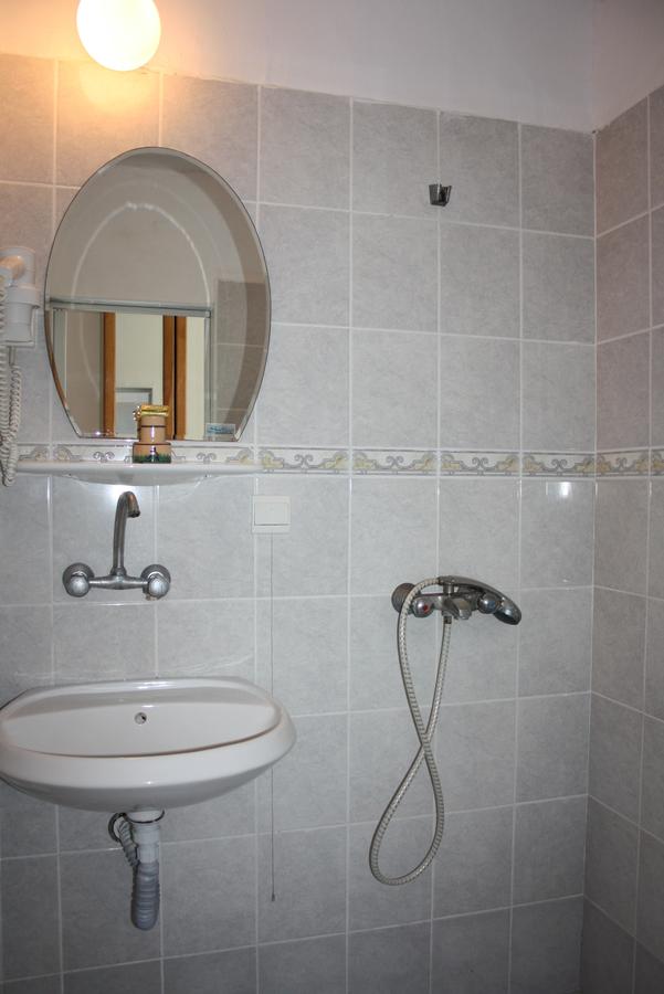 DBL_Bathroom.jpg