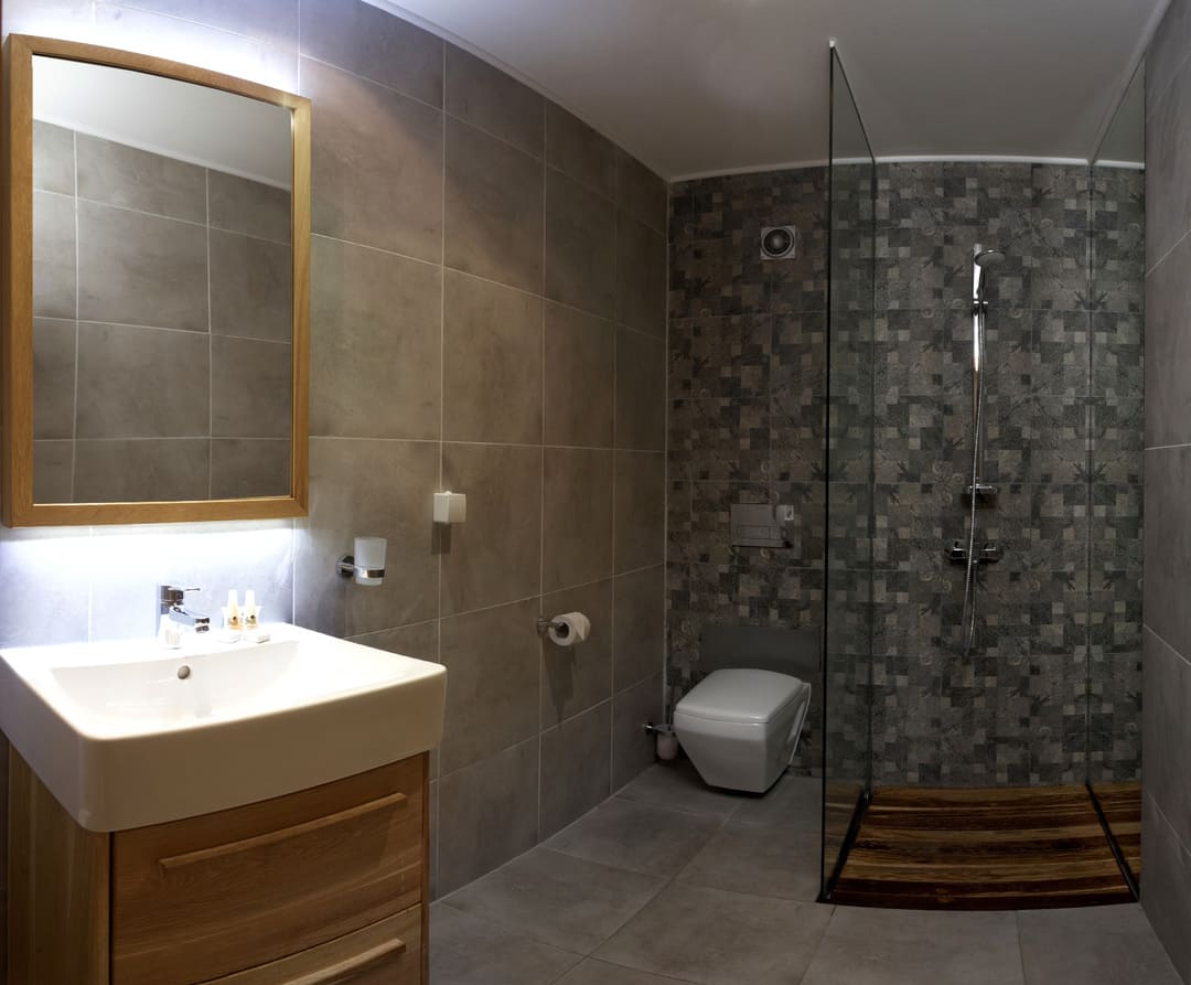 DBL_Executive_Bathroom.jpg