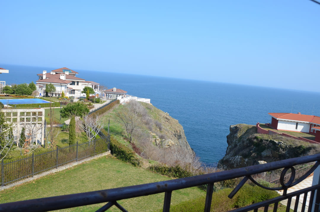 App_1_Bed_Balcony_View.jpg