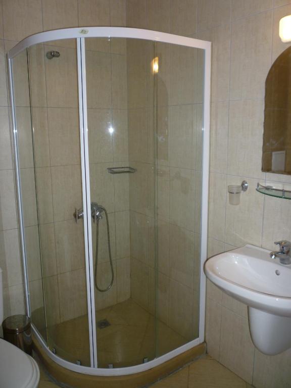DBL_Bathroom.jpg