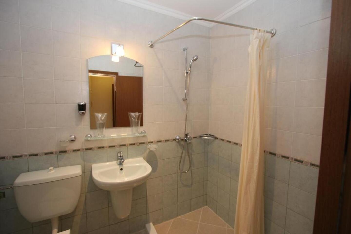 DBL_Bathroom_2.jpg