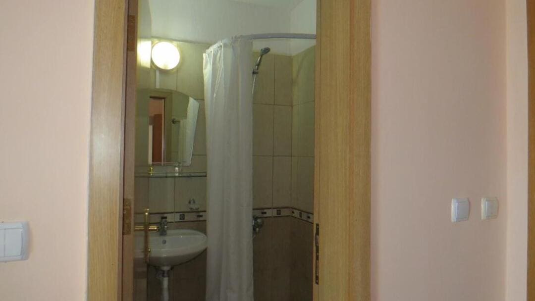 Studio_Bathroom.jpg