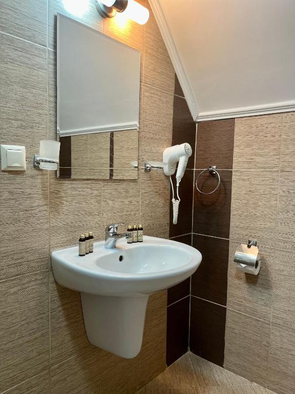 DBL_Bathroom.jpg