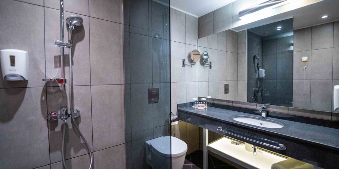DBL_Bathroom.jpg