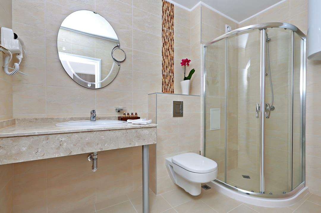 Suite_1_Bed_Bathroom.jpg