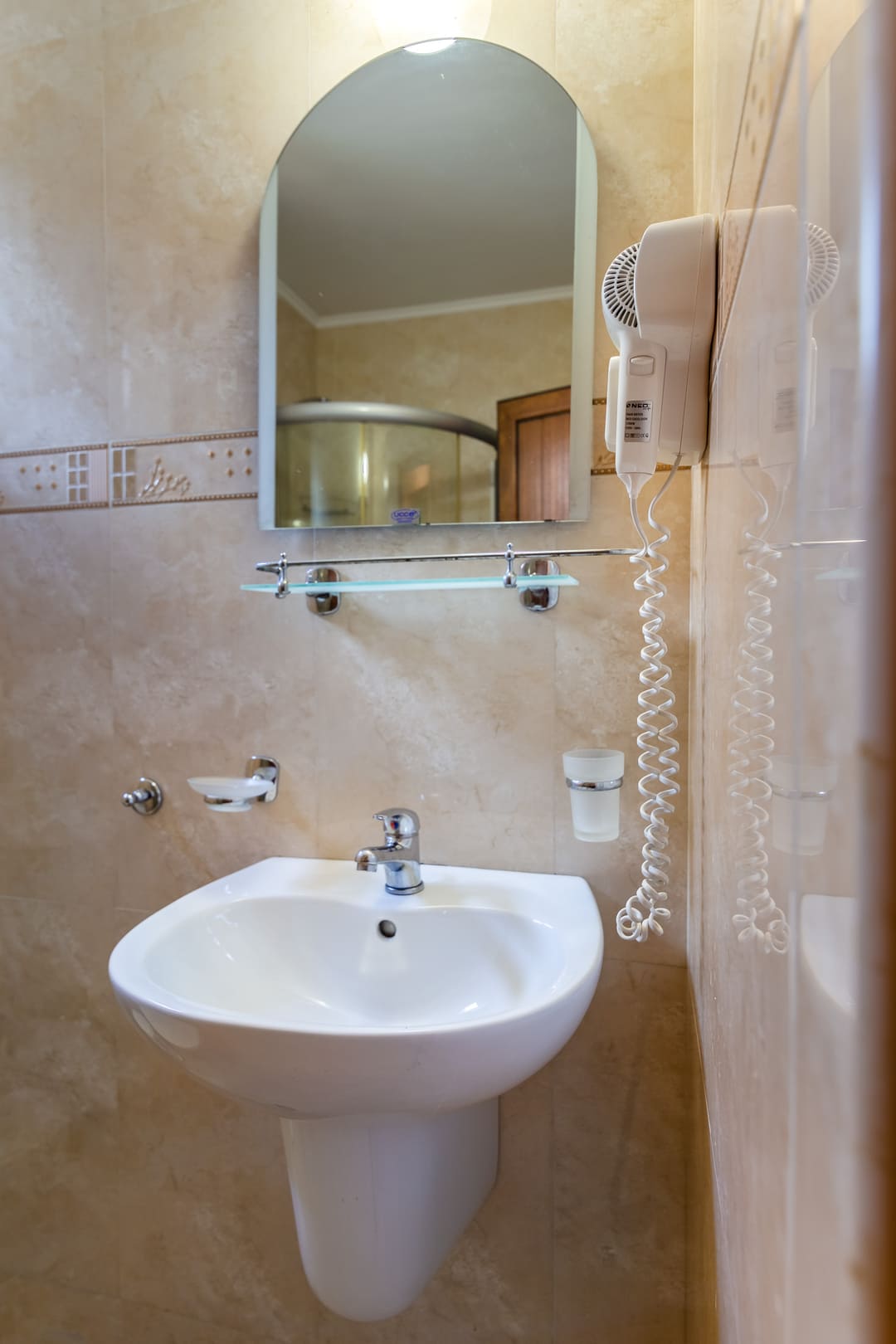 App_1_Bed_Bathroom.jpg